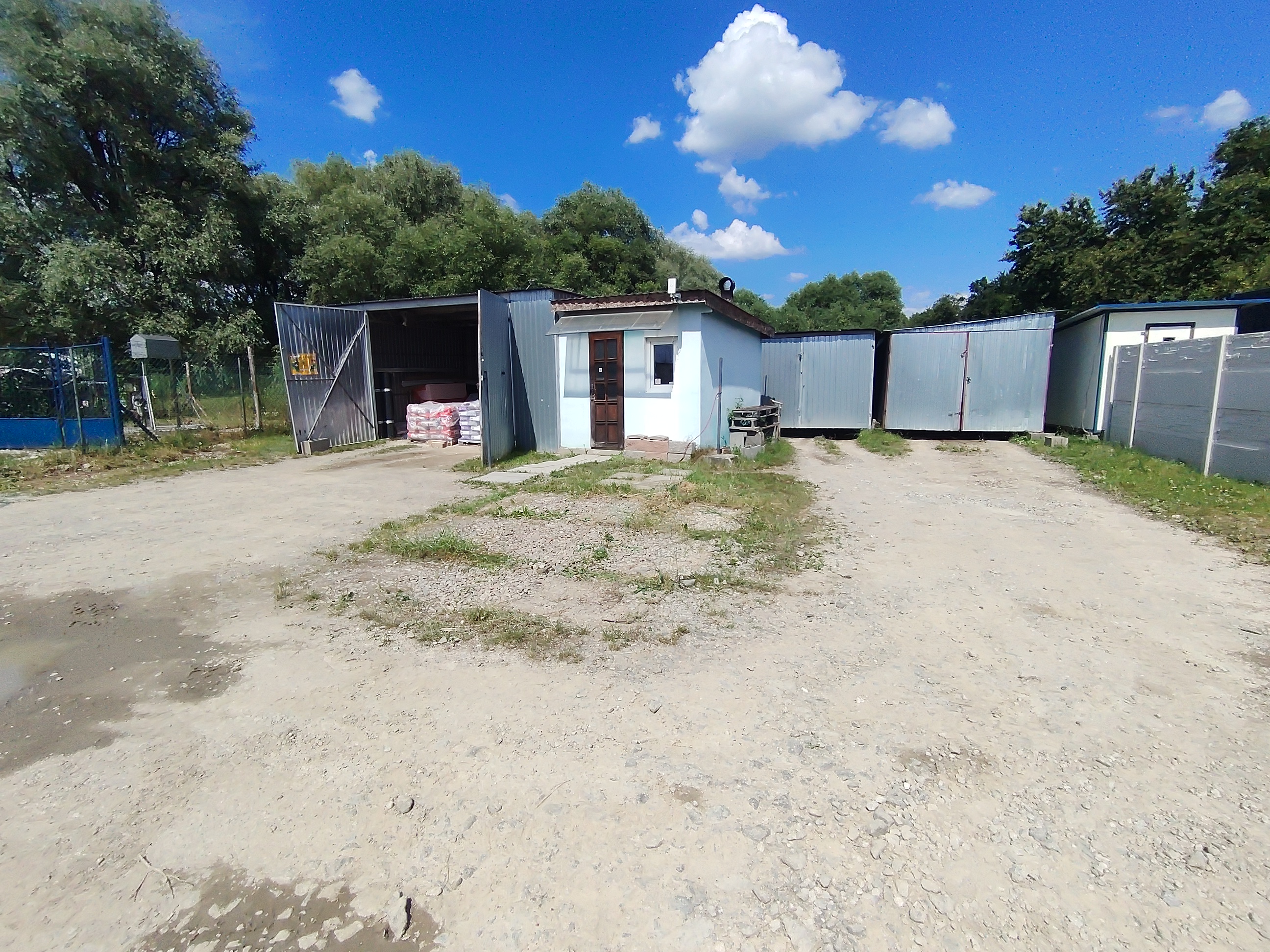 Na prenájom spevnený pozemok 350 m² s IS v obci Kapušany